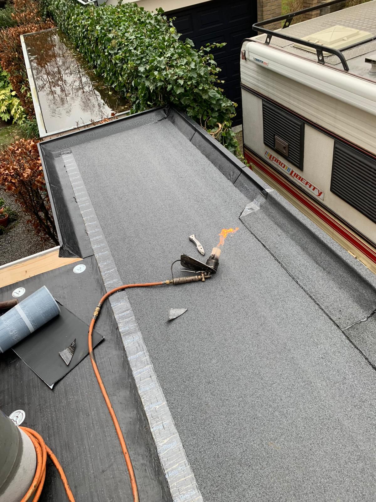 Aanbrengen nieuwe dakpannen, tengels, panlatten en dampdoorlatende folie foto 5