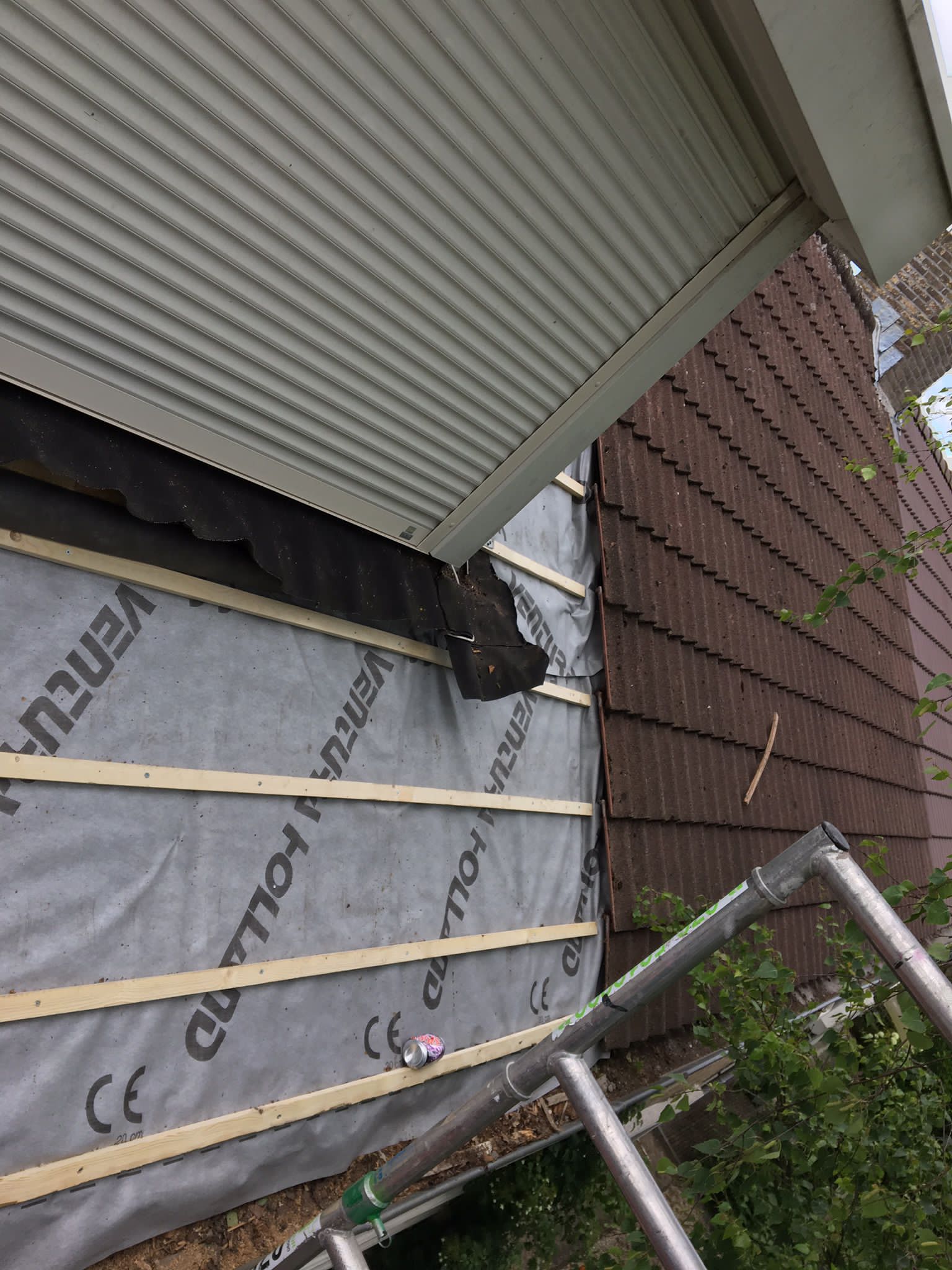 Aanbrengen nieuwe dakpannen, tengels, panlatten en dampdoorlatende folie foto 53